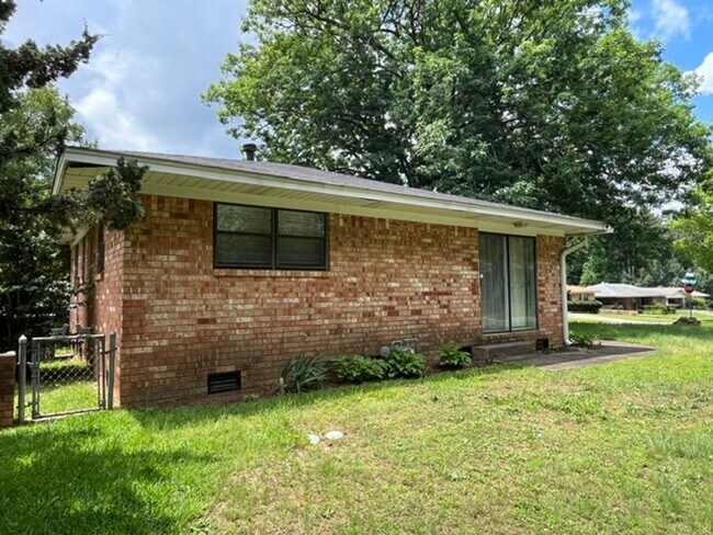 Building Photo - Very Nice 3 Bedroom 2 Bathroom House near the University of Arkansas Little Rock