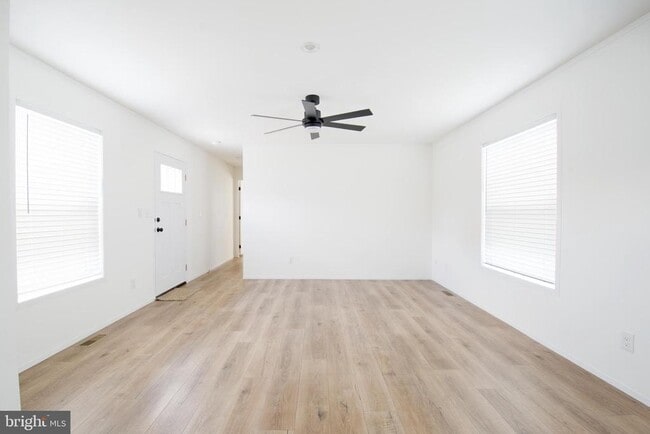 Building Photo - 161 Carnation Dr