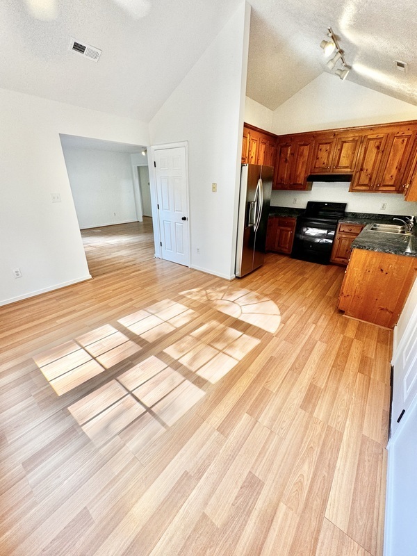 Building Photo - 210 Robin Ave
