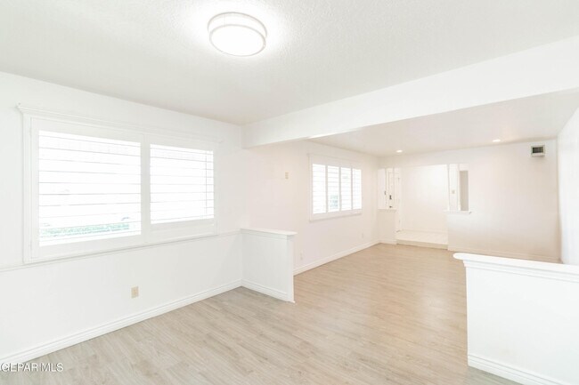 Building Photo - 8608 Catalpa Ln