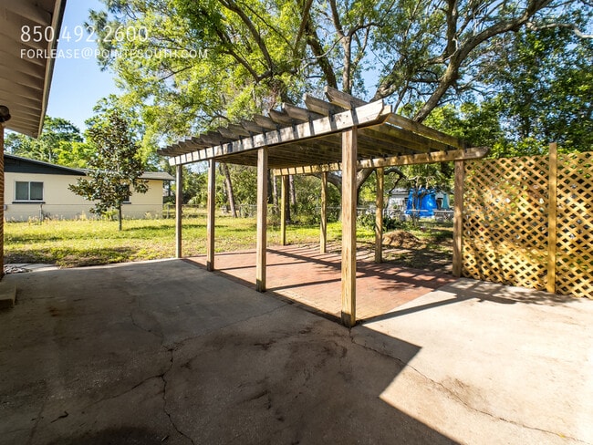 Building Photo - 1102 E Texar Dr