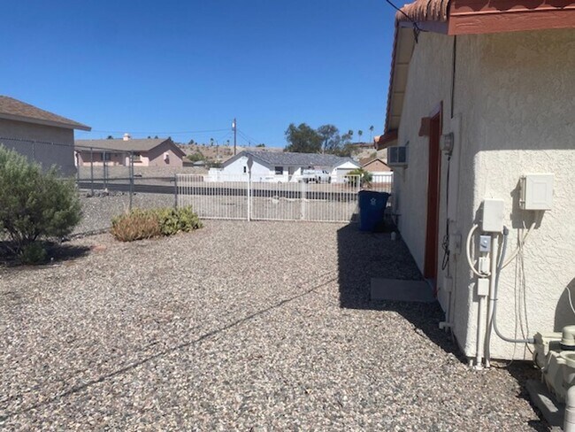 Building Photo - GREAT FURNISHED HOME WITH SIDE PARKING!