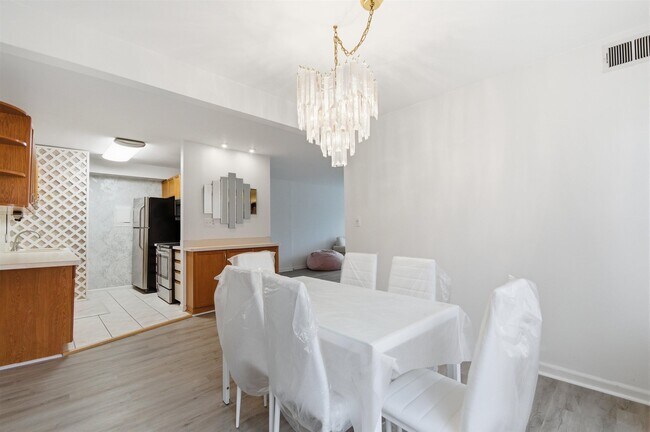 Building Photo - 1235 S Maple Rd