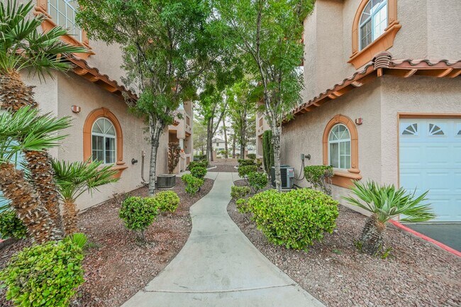 Building Photo - Gated Community townhome, with private garage