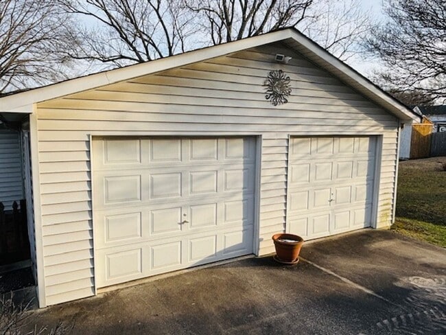 Building Photo - 109 S Rose Ave