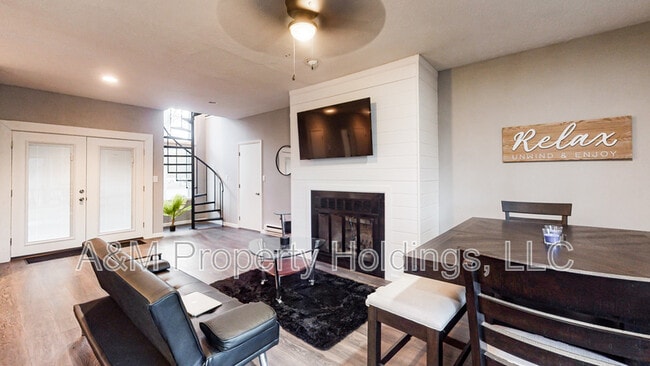 Building Photo - 3120 Greenbriar Dr