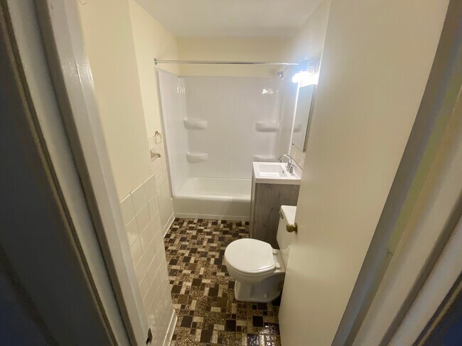 Building Photo - 2015 Cottage Ave E