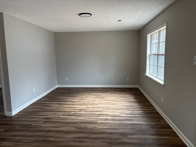 Building Photo - 330 N Main St