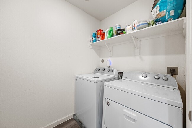 Building Photo - 7826 Pink Dahlia Dr