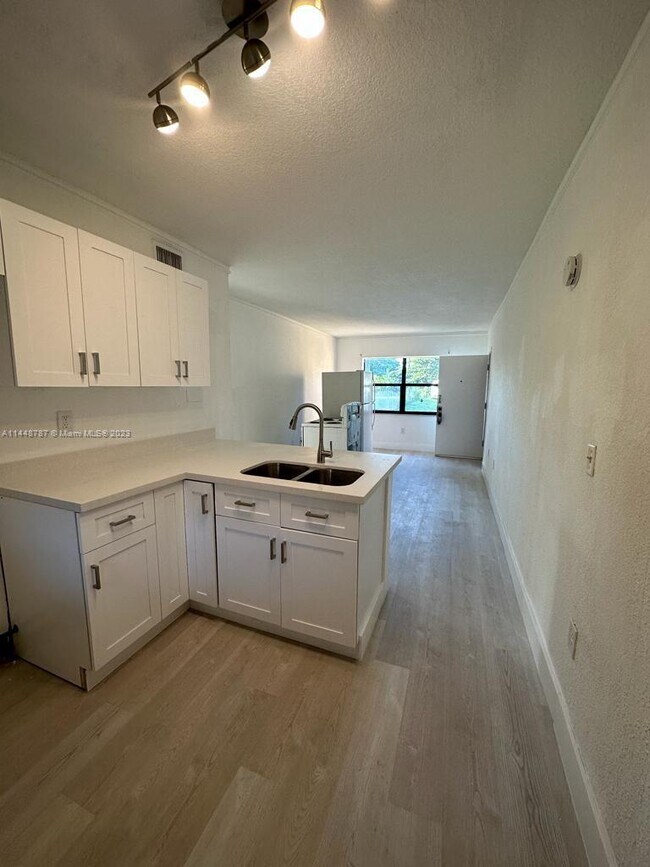 Building Photo - 6170 SW 62nd Terrace