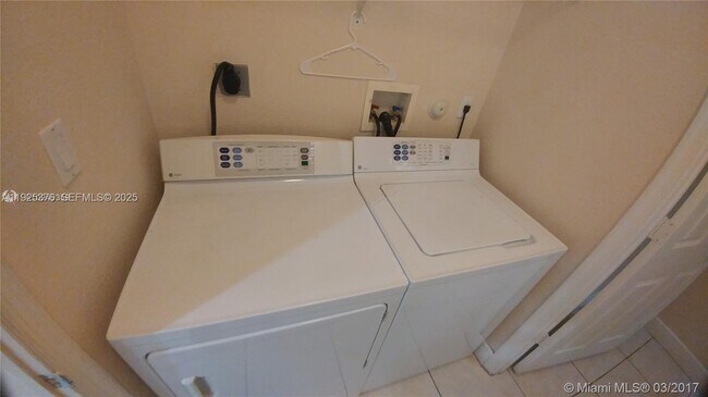 Building Photo - 6512 Hidden Cove Dr