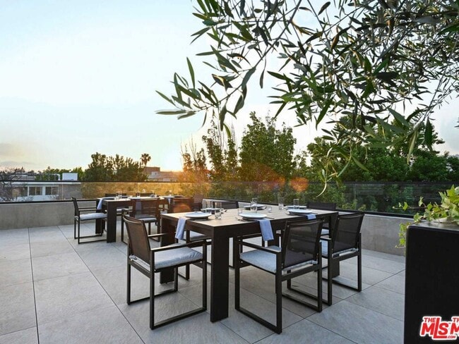 Building Photo - 350 N Palm Dr