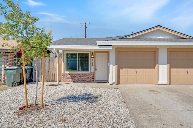 Building Photo - Updated Orangevale Duplex with Private Yard and Garage!