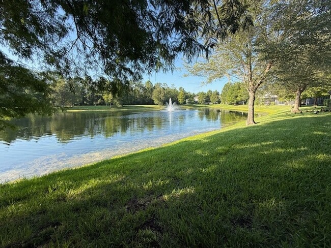 Building Photo - Beautiful 2-Bedroom Townhome with Loft and...