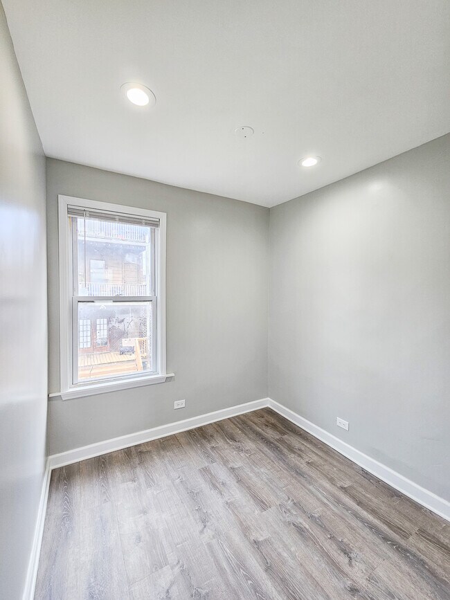 Building Photo - 1925 W Warner Ave