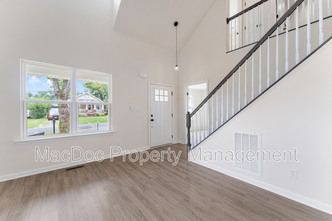 Building Photo - 105 Hillcrest Dr