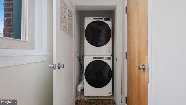 Building Photo - 2 E State St