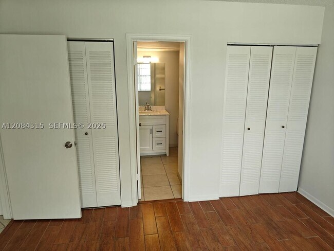 Building Photo - 10228 Twin Lakes Dr