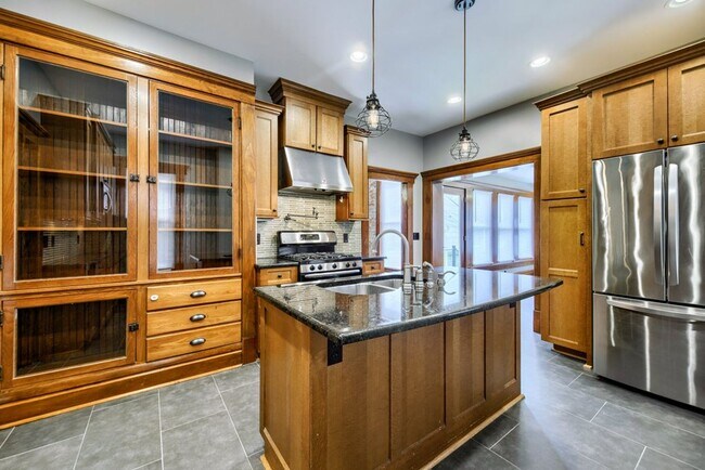 Building Photo - Short North / Victorian Village Stunning Single Family House!