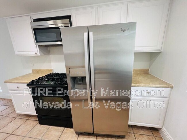 Building Photo - 1405 E Vegas Valley Dr