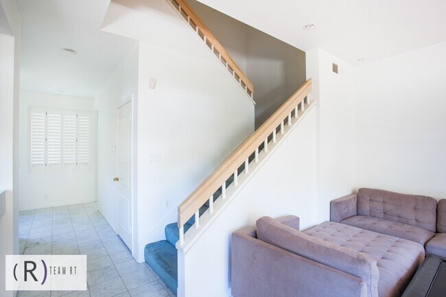 Building Photo - Fully Furnished 3be/3ba Home in Desirable ...