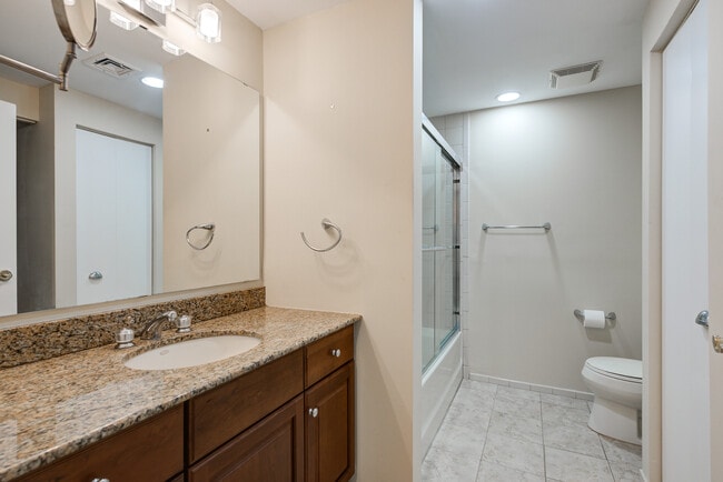 Building Photo - 242 Maple Ave