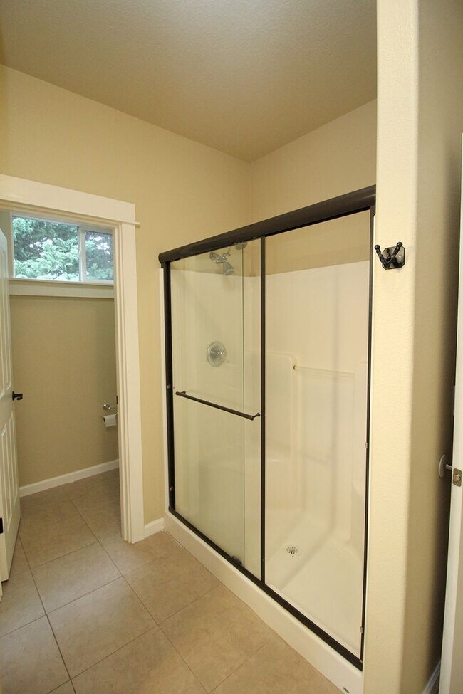 Building Photo - Alluring 4 Bedroom, 2.5 Bathroom Modern ho...