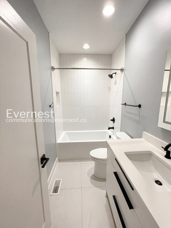 Building Photo - 3 Bed/3.5 Bath Home with Garage / Available Now!