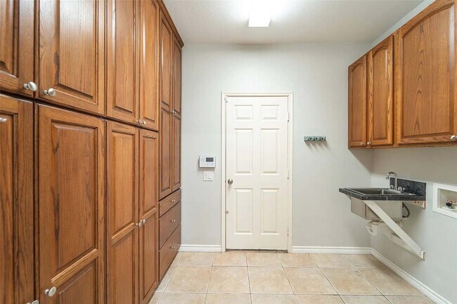 Building Photo - 2813 Ariel Cv