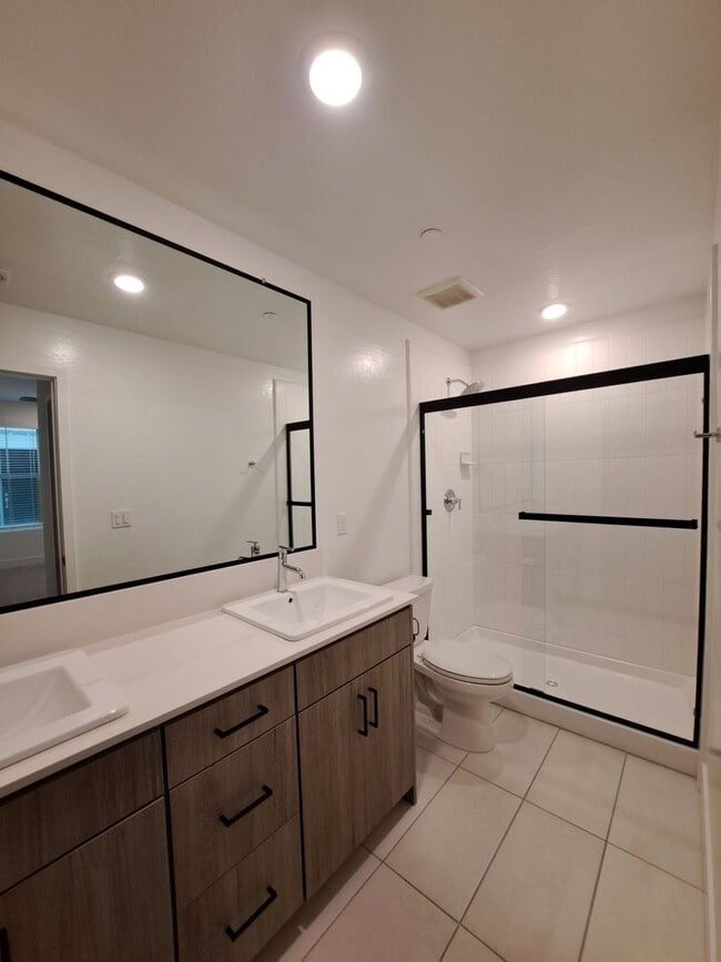 Building Photo - Fresno 3BR Pet-Friendly Townhouse with Community Amenities!