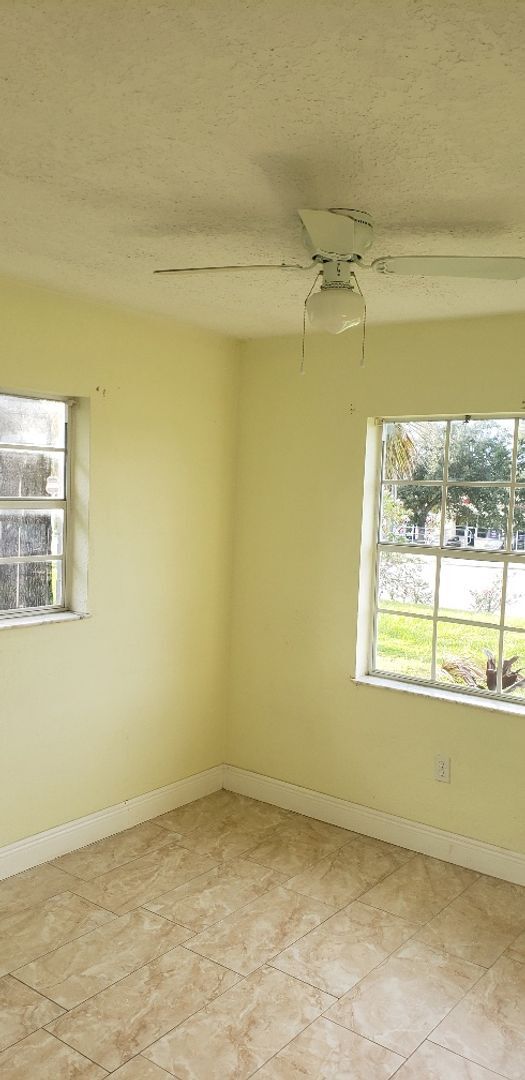 Building Photo - NICE, LARGE (SOLAR POWERED!)   4 BED / 2 B...