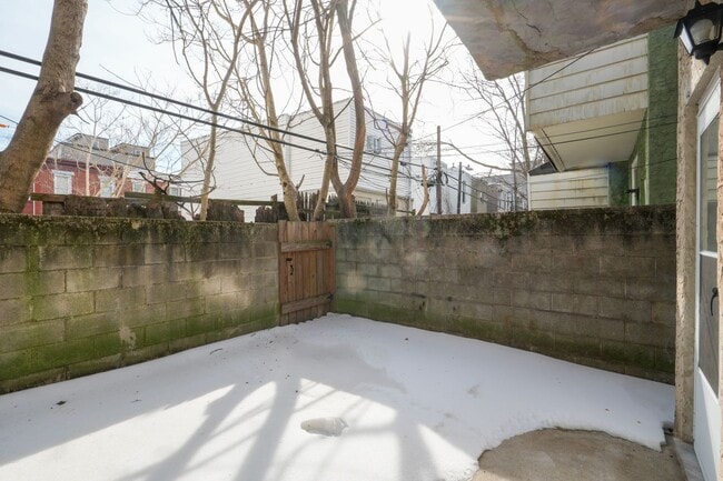 Building Photo - Amazing newly redone large 3 bedroom