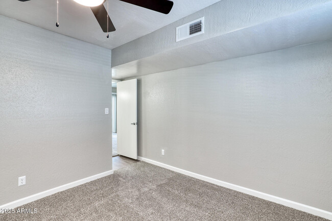 Building Photo - 5225 E Thomas Rd