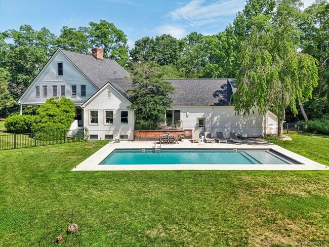 Primary Photo - 17 Oak Meadow Ln