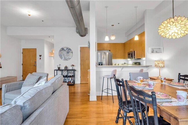 Building Photo - Prime Location