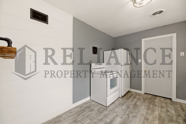 Building Photo - 1458 N Old Manor Rd