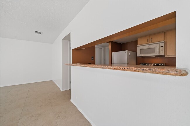 Building Photo - 8462 Leawood Blvd