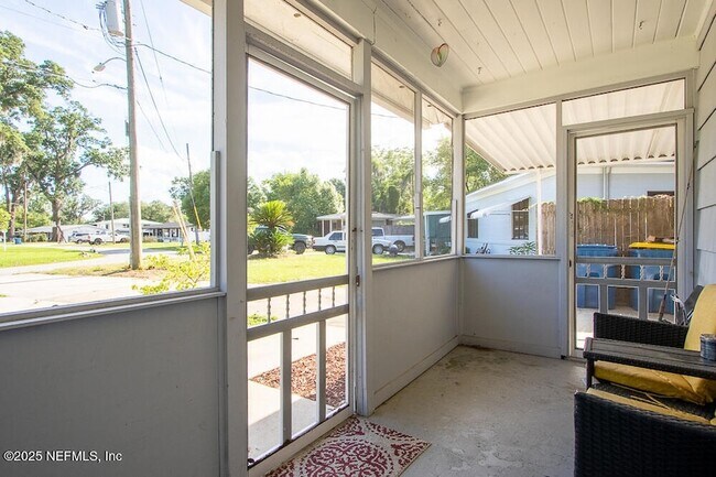 Building Photo - 1358 Hollyhock Cir