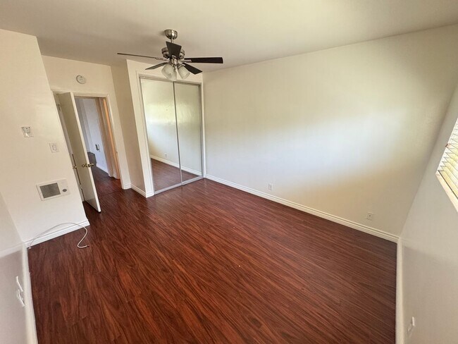 Building Photo - 1073R