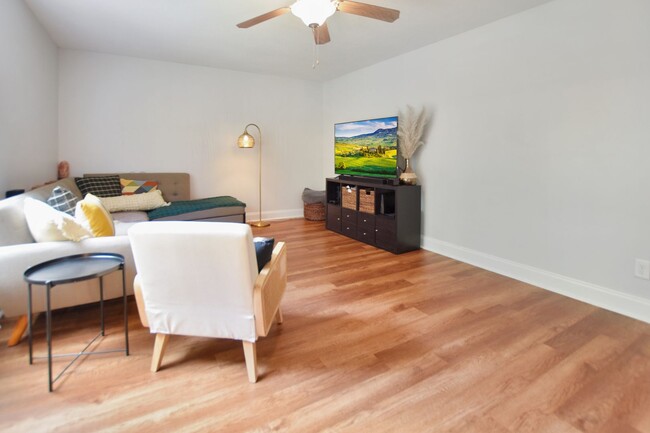 Building Photo - Pet Friendly Three Bedroom!