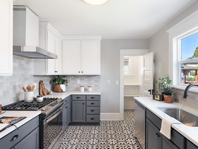 Building Photo - Gorgeous, updated 3-bdr Vernon bungalow w/...