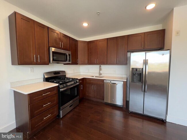 Building Photo - 1637 Poplar St