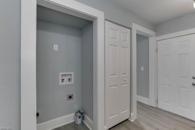 Building Photo - 2bedroom Townhouse Duplex- Huge Yard. May 1 move  in!!!