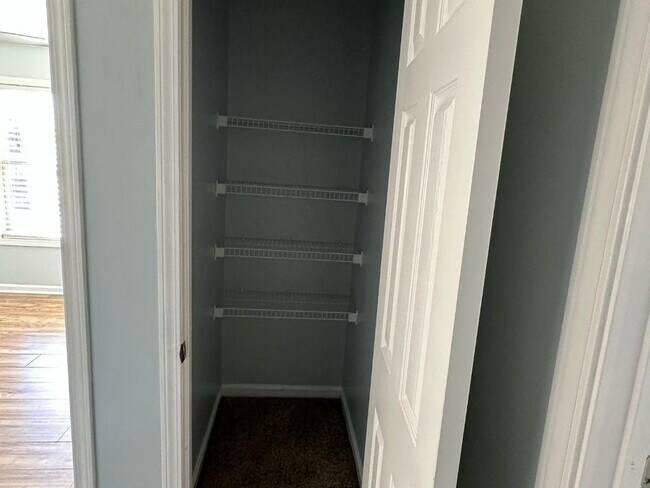 Building Photo - 1261 Lakeview Rd