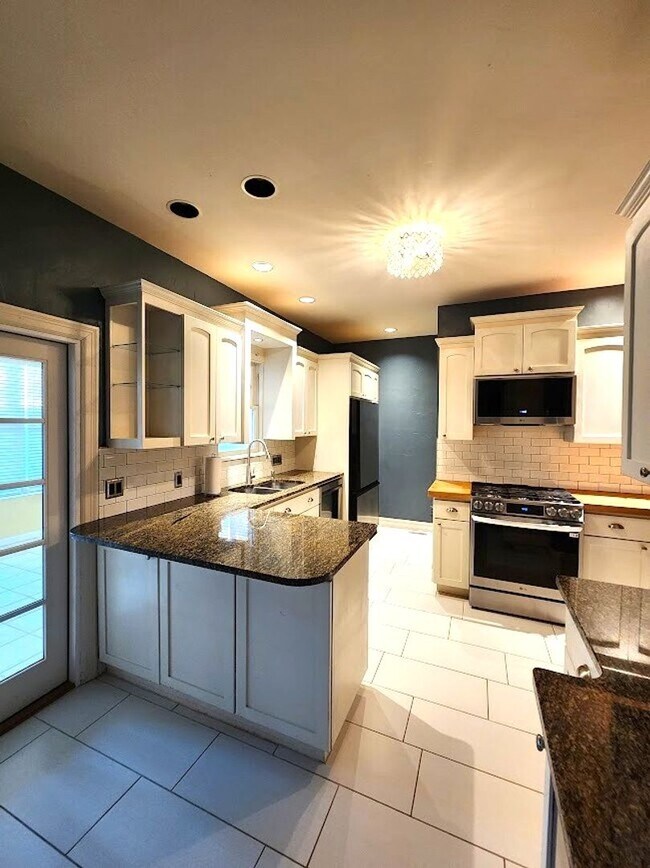 Building Photo - 3 Bed 2.5 Bath Plus ADU in Gatewood Add NW OKC