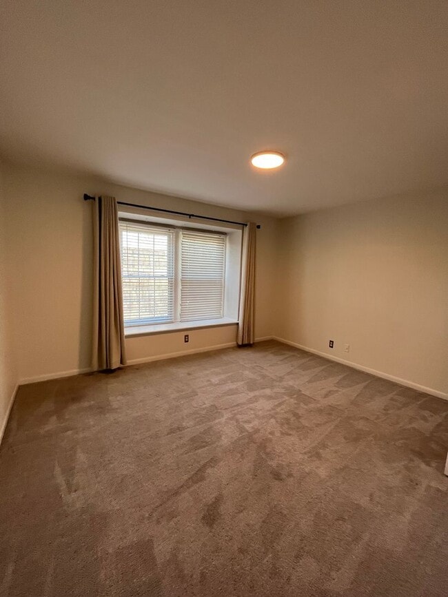 Building Photo - 2 bed/1.5 Bath Condo in Green Hills, Commu...