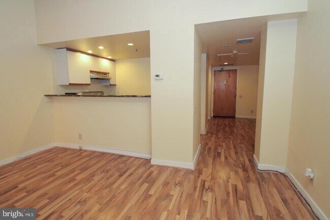 Building Photo - 301 Race St