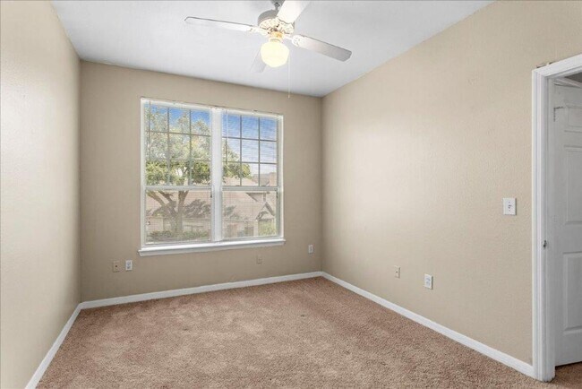 Building Photo - Charming End-Unit Condo in Gated Bordeaux Community!