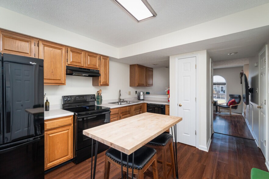 Kitchen - 753 E Sherwood Hills Dr
