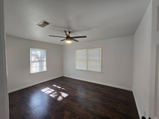 Building Photo - 1601 S 35th St